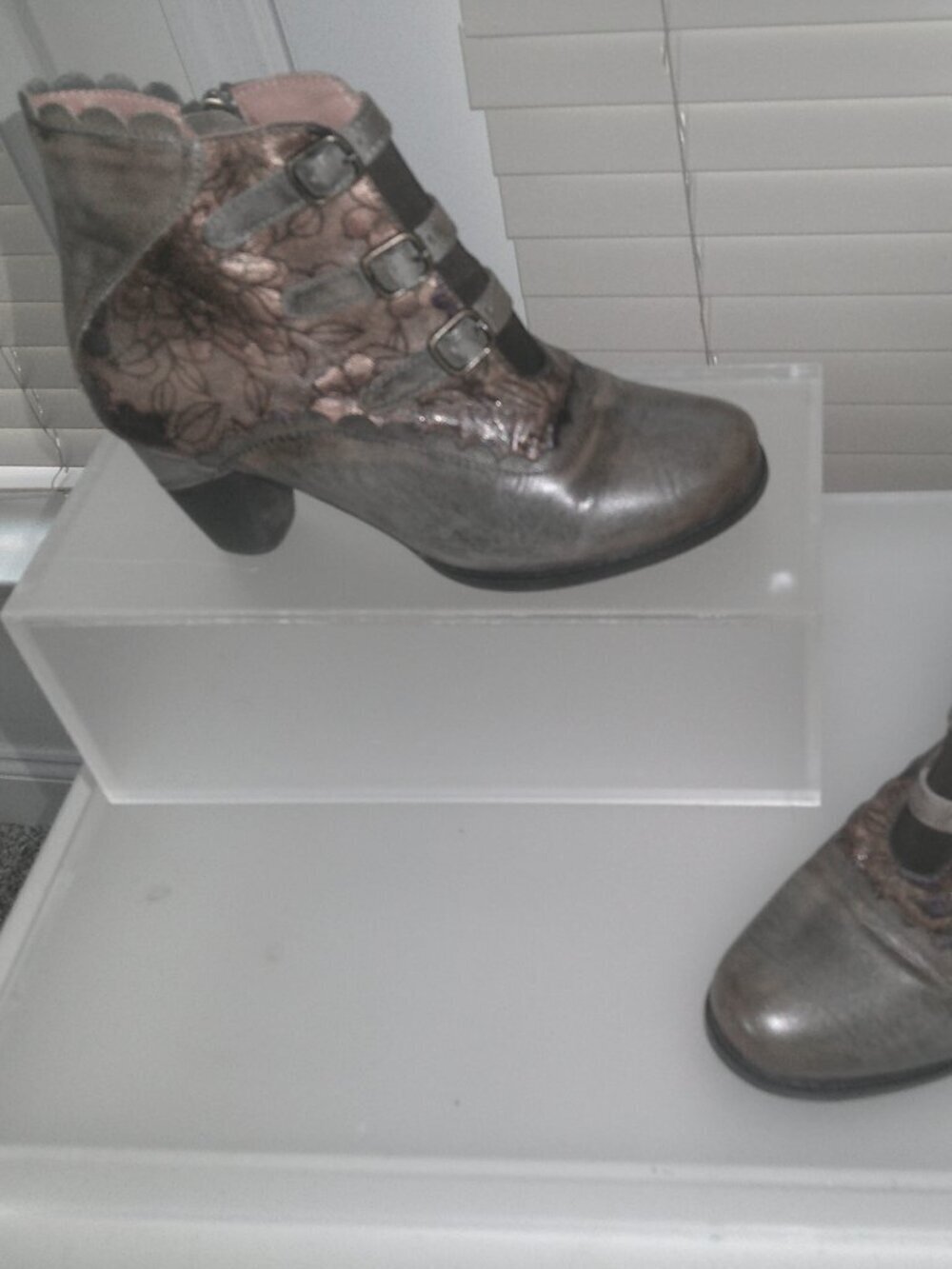 L’Artiste by Spring Step Floral Embossed Leather Ankle Boots Buckle EU 38 (7.5-8 - Picture 2 of 7